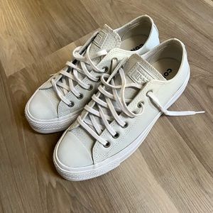 Light gray metallic dot platform converse